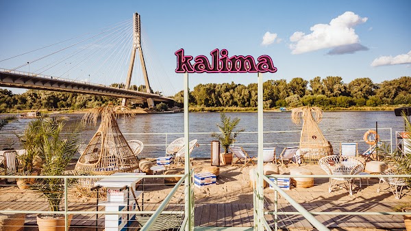 Kalima - pływająca plaża przycumowana przy pomniku Syreny
