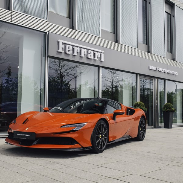 Emil Frey Sportivo GmbH - Offizieller Ferrari Händler München Showroom 1