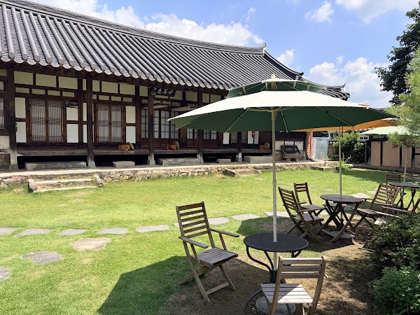 Hanogeseo (At Hanok)