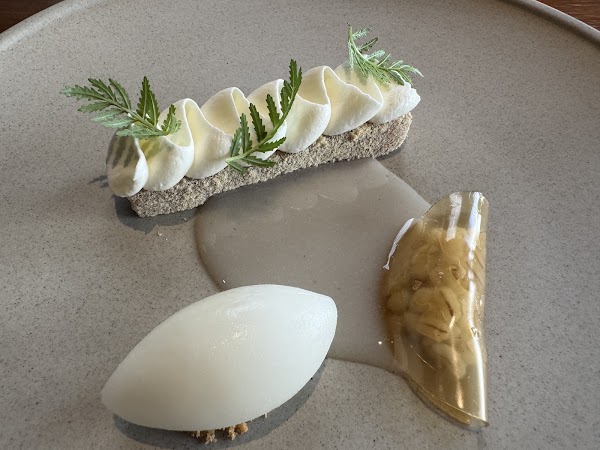 HUGH dessert dining 3
