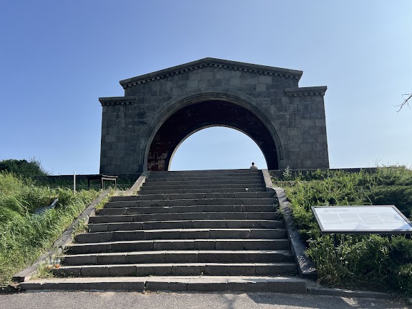 Charents' Arch 1