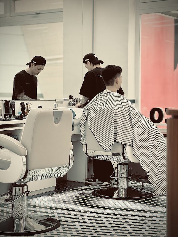 Too Far East Barber & Co. (Causeway Bay) 4