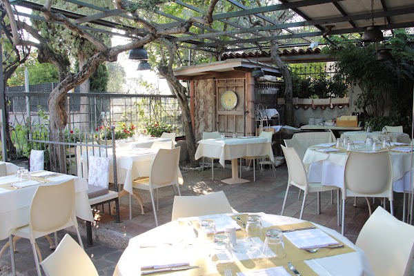 L'Arcimboldo Ristorante con Pizza Centro Storico Giardino e Terrazza a Lago 1