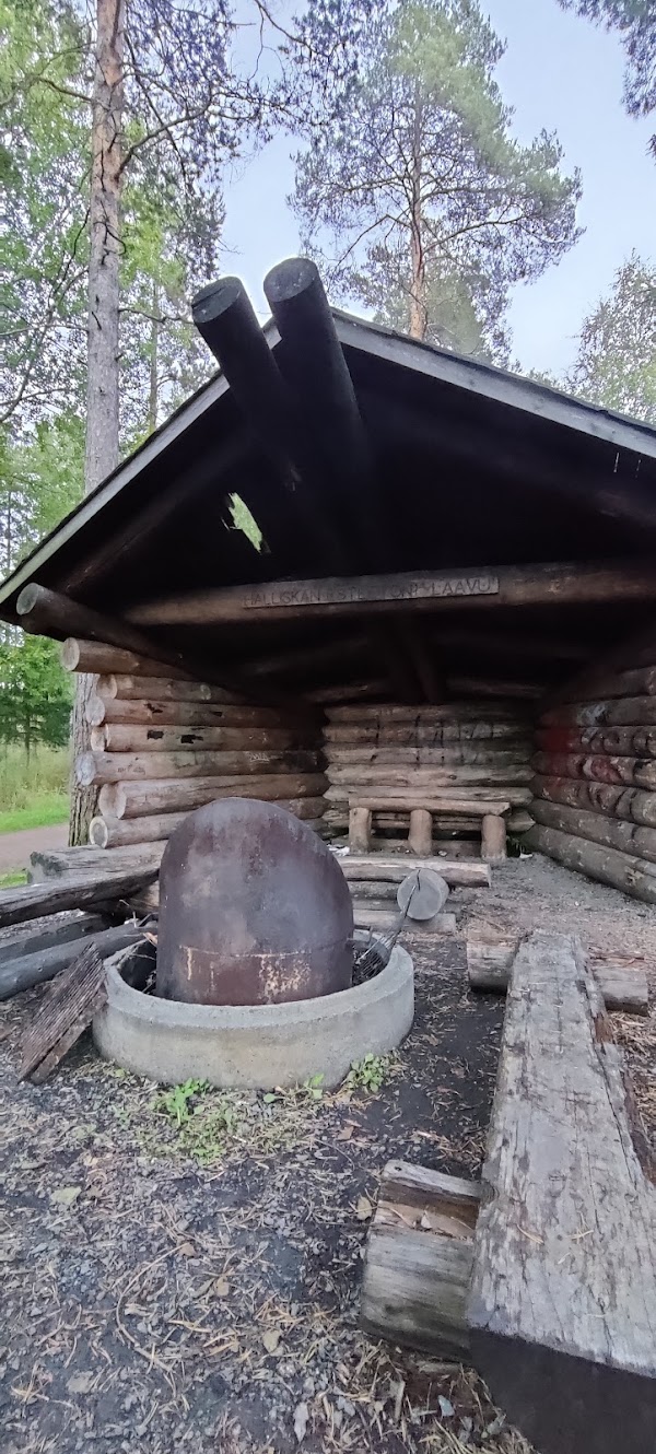 Hallilanvuori accessible campfire site / lean-to 1