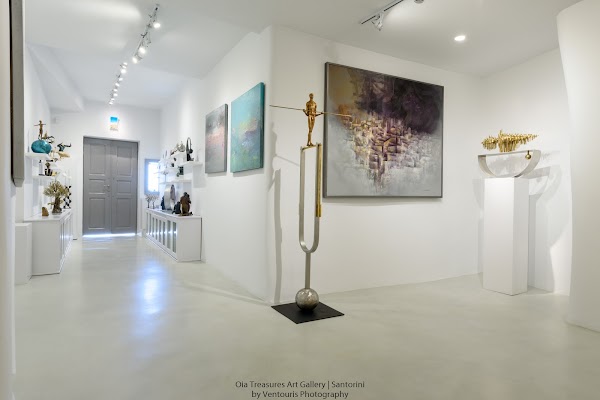 Oia Treasures Art Gallery 4