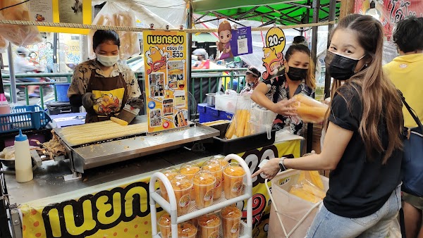 Talat Phlu food market 2