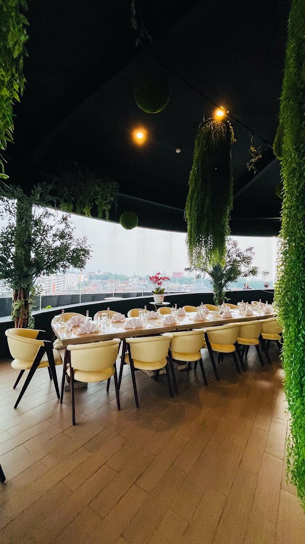 Eighty-Two Bistro