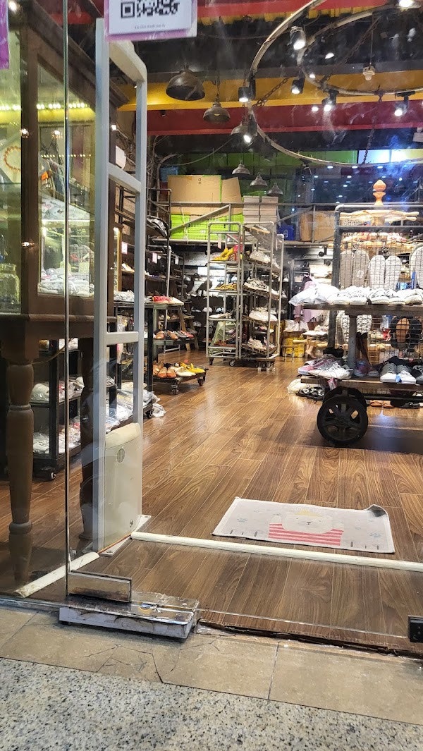 Cat Export Clothing Store 5