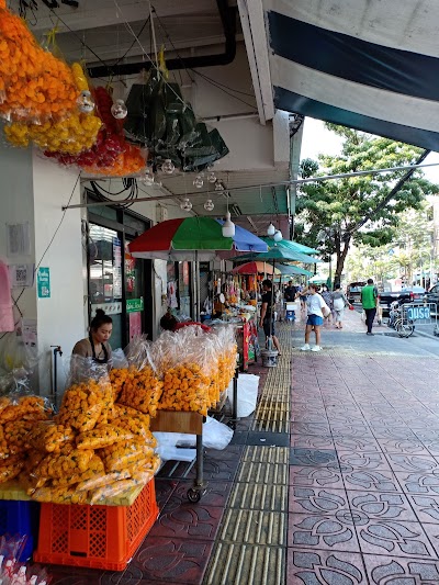 Pak Khlong Talat (Flower Market)