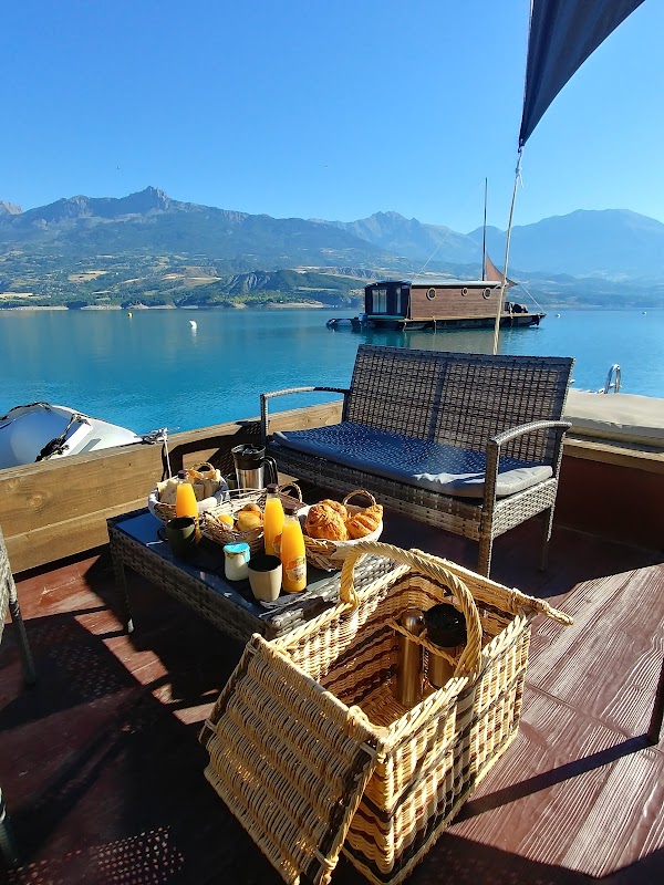 Les Toues Cabanées du Lac, hébergements flottants