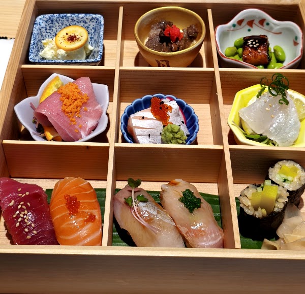 SUSHI & HANDROLL FUJIYAMA 4