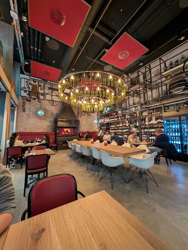 Leon's Loft - Coffee, Bar & Grill 4