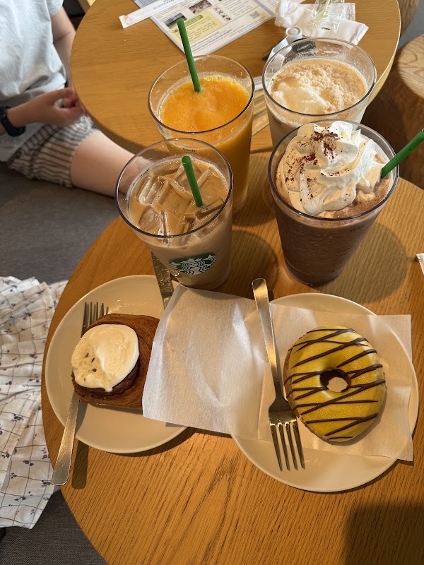 Starbucks Coffee - Shinjuku Gyoen National Garden 4