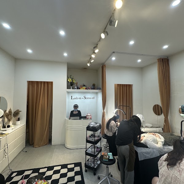 Ememi Lash Room