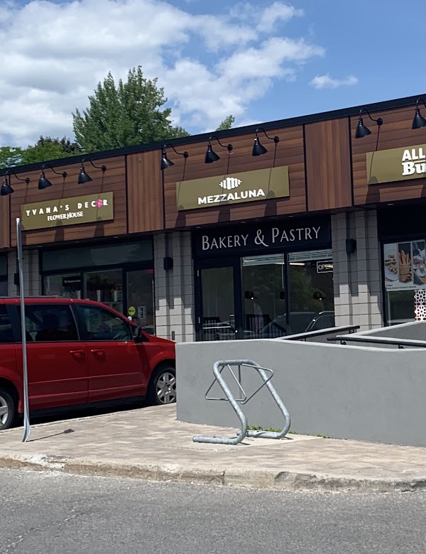 Mezzaluna Bakery & Pastry