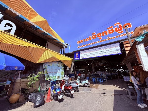 Lan Pho Na Kluea Market