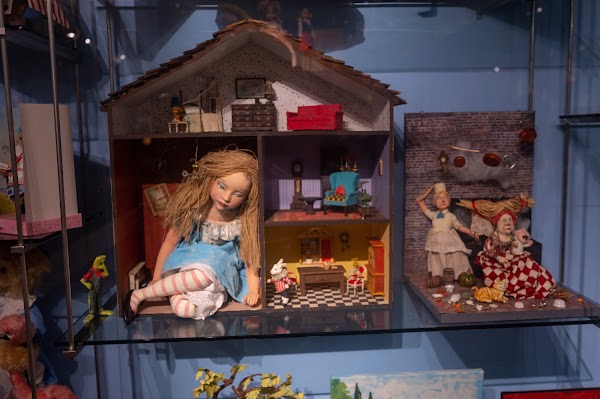 Susan Quinlan Doll & Teddy Bear Museum & Library 1