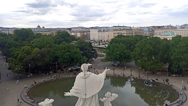 Karlsplatz 4