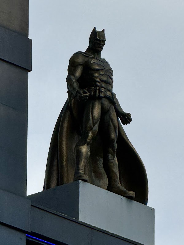 Batman Statue 1