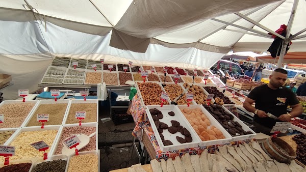 Open air market in Catania 3
