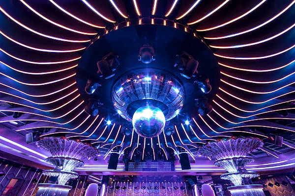 LES CAVES DU ROY © Night Club SAINT-TROPEZ