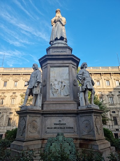 Statua di Leonardo da Vinci 2