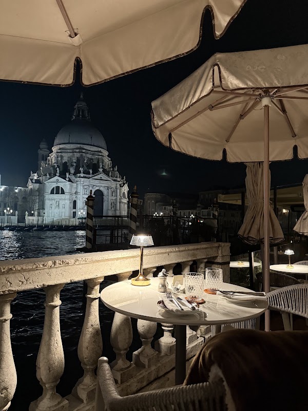 ST REGIS BAR