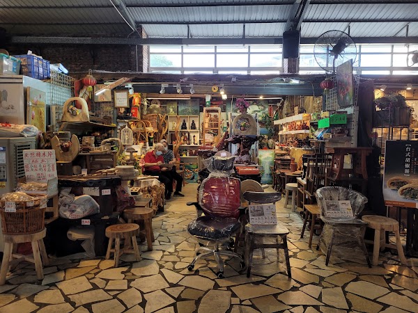 Red Brick House Market 2