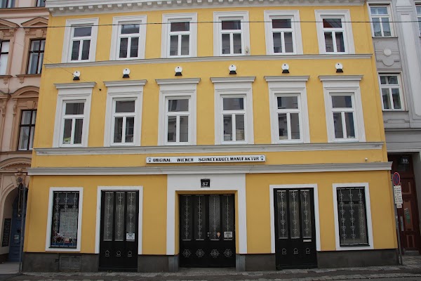 Original Vienna Snowglobe factory 4