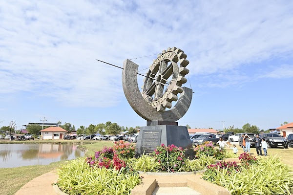 Red Lotus Lake Kumphawapi 4