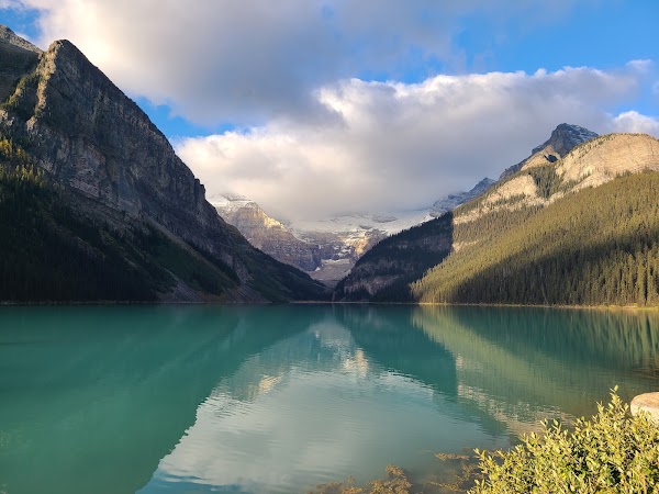 Lake Louise Lakeshore Trail