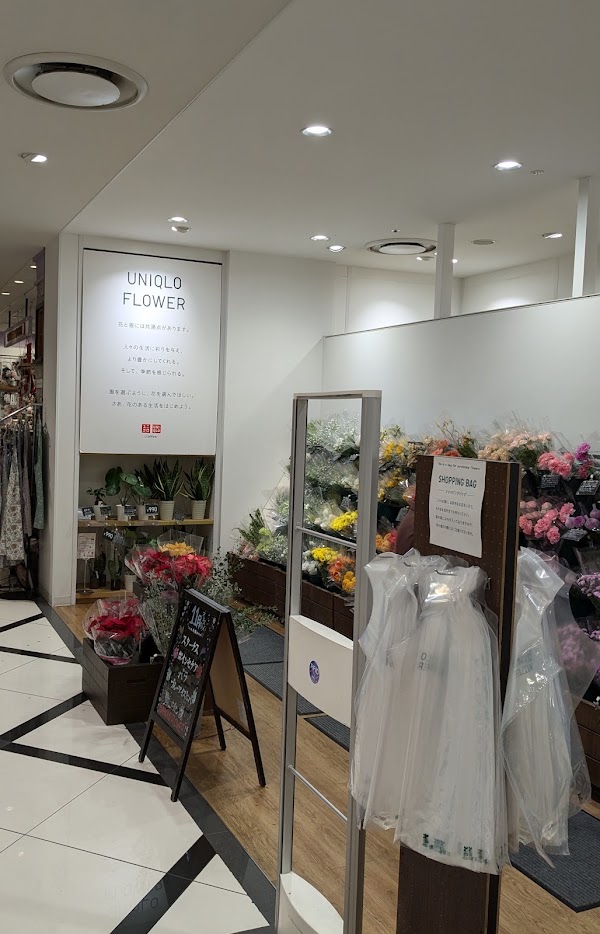 UNIQLO FLOWER Lucua 1100 store 5