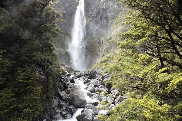 Devils Punchbowl Waterfall 1