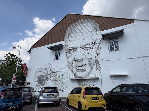 Ipoh Mural - No.1 An Old Uncle Drinking Coffee