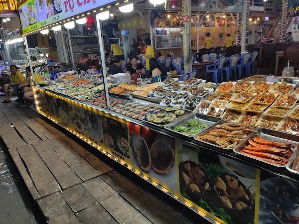 Bach Dang Night Market 3
