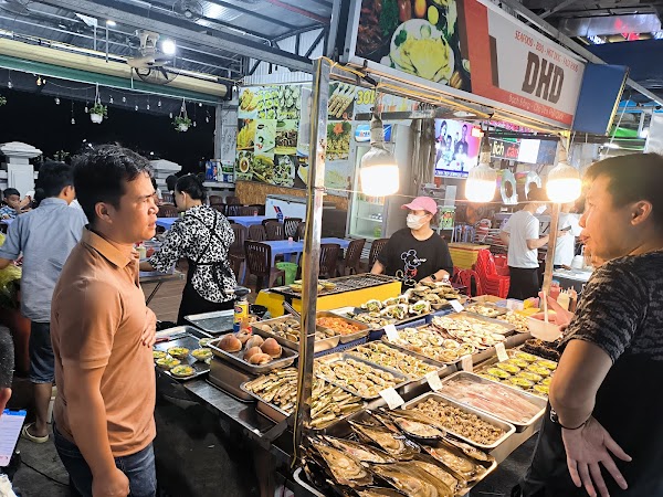 Bach Dang Night Market 2