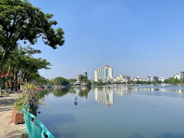 Trúc Bạch Lake