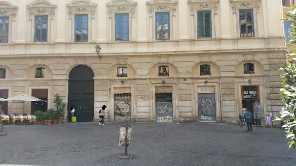 Piazza del Biscione 4