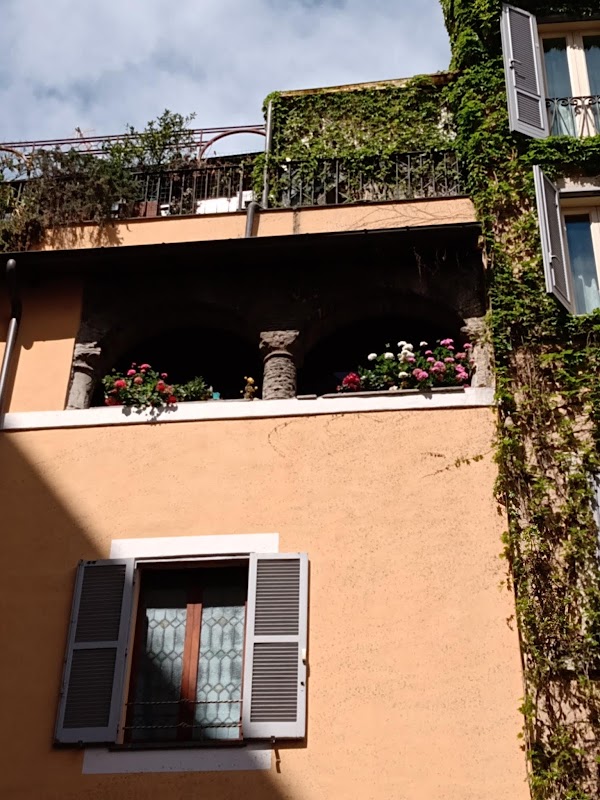 Piazza del Biscione 2