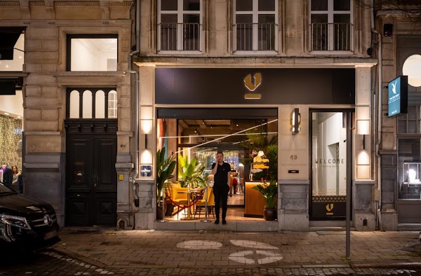 V modern Italian Antwerp fashion 1