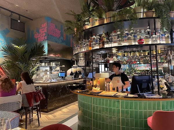 V modern Italian Antwerp fashion 3