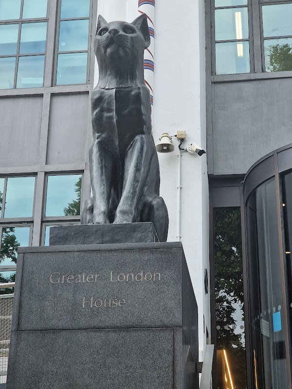 Zigaretten Fabrik mit Katzenstatuen