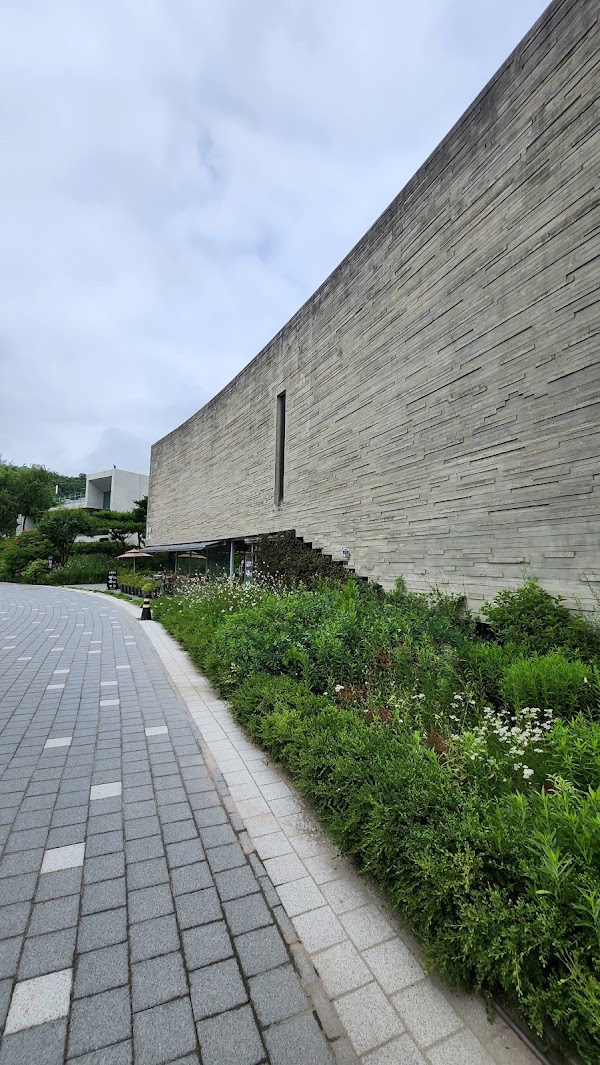 Blume museum of contemporary art (BMOCA)