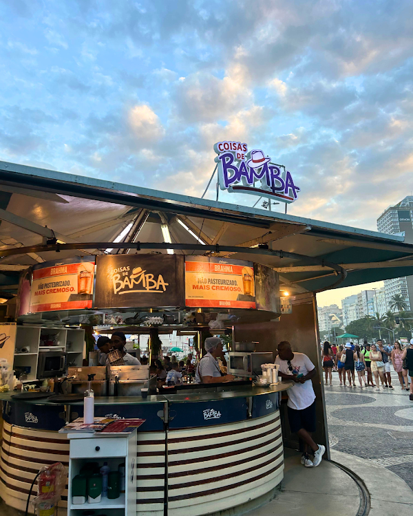 Quiosque Coisas de Bamba Copacabana – Comida e Bebidas Típicas | Gastronomia Carioca à Beira-Mar