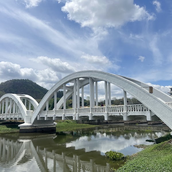Tha Chomphu White Bridge (Saphan Khao)