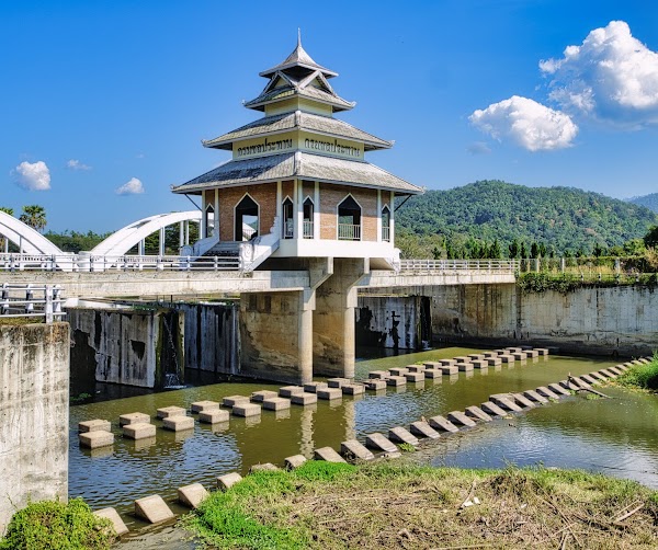 Tha Chomphu White Bridge (Saphan Khao) 3