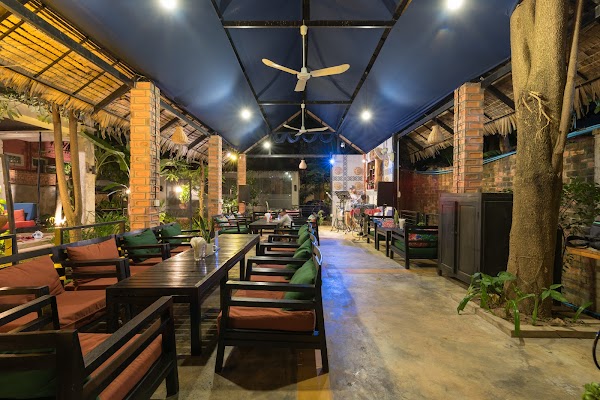 Urban Tree Hut Restaurant - អ៊ឺបេនទ្រី 1