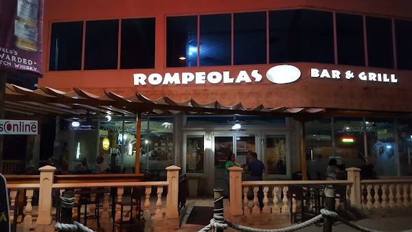 Rompeolas Bar & Grill
