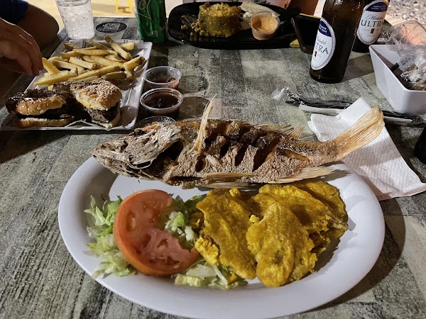 Rompeolas Bar & Grill 5