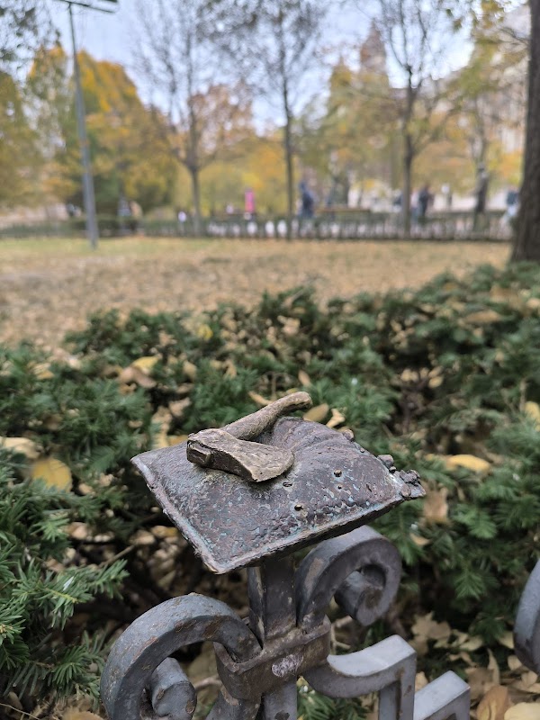 The Axe mini statue by Kolodko 3